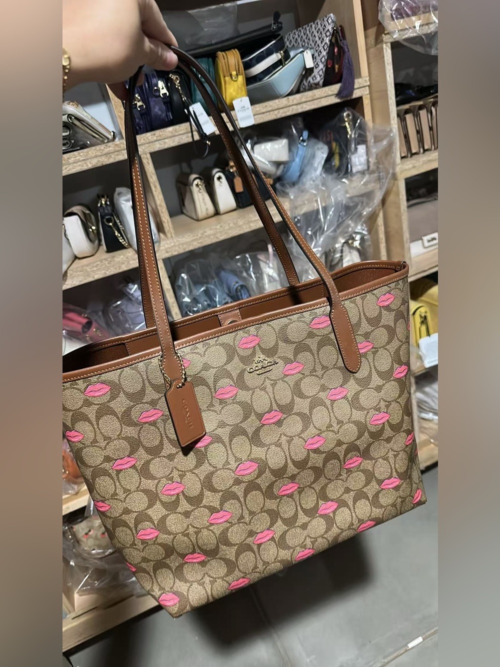 COACH C3247 CITY TOTE IN SIGNATURE CANVAS WITH LIPS PRINT